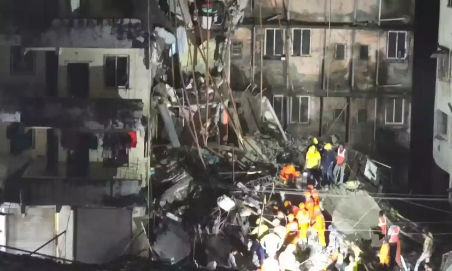 Building Collapse : మహారాష్ట్రలో భవనం కూలి.. 15మంది మృతి Building Collapse : మహారాష్ట్రలో భవనం కూలి.. 15మంది మృతి