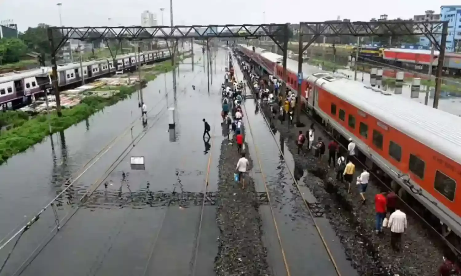Trains Cancelled : భారీ వర్షాలు, వరదలతో..పలు రైళ్లు రద్దు Trains Cancelled : భారీ వర్షాలు, వరదలతో..పలు రైళ్లు రద్దు