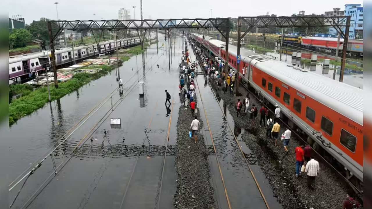 Trains Cancelled : భారీ వర్షాలు, వరదలతో..పలు రైళ్లు రద్దు