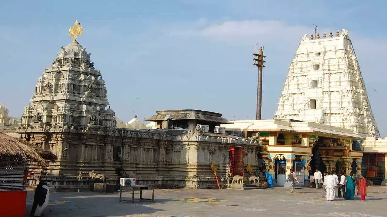 Srikalahasti : శ్రీకాళహస్తి దేవస్థానం టిక్కెట్ కౌంటర్ లో చోరీ! Srikalahasti : శ్రీకాళహస్తి దేవస్థానం టిక్కెట్ కౌంటర్ లో చోరీ!