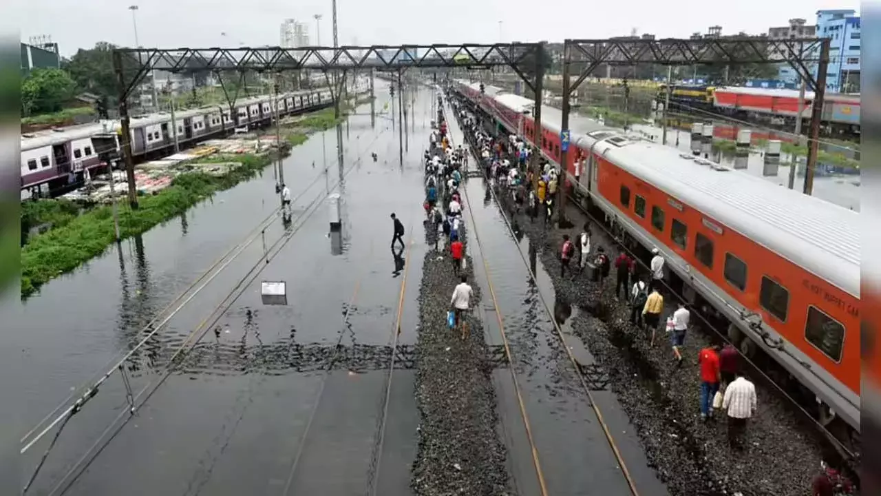Trains Cancelled : భారీ వర్షాలు, వరదలతో..పలు రైళ్లు రద్దు Trains Cancelled : భారీ వర్షాలు, వరదలతో..పలు రైళ్లు రద్దు