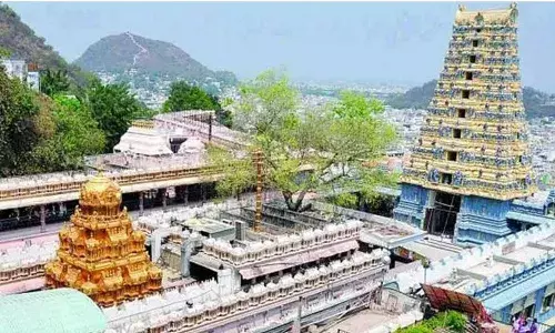 VIJAYAWADA: చీర,చున్నీ లేకుండా దుర్గమ్మ దర్శనానికి రావొద్దు VIJAYAWADA: చీర,చున్నీ లేకుండా దుర్గమ్మ దర్శనానికి రావొద్దు