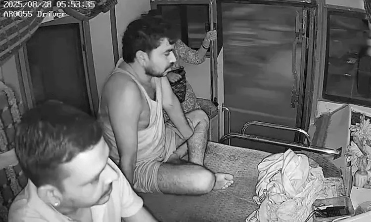 Rajasthan: డ్రైవ్ చేస్తూ గుండెపోటు.. సహాయకుడికి అప్పగించిన కొన్ని క్షణాల్లోనే డ్రైవర్..