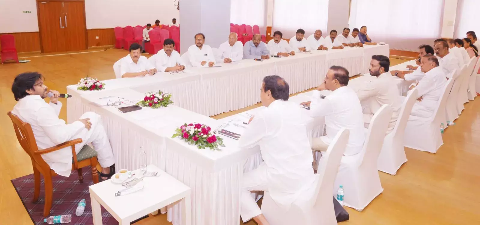 PAWAN: ఎమ్మెల్యేల పనితీరుపై పవన్ సమీక్ష PAWAN: ఎమ్మెల్యేల పనితీరుపై పవన్ సమీక్ష