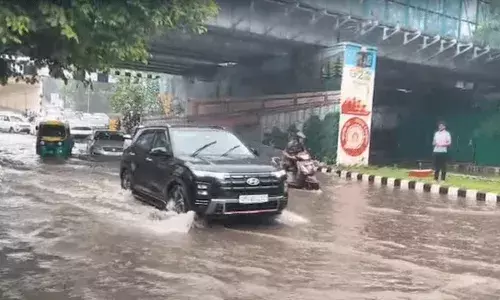 Delhi: భారీ వర్షాలతో రోడ్లన్నీ జలమయం.. విమానరాకపోకలకు అంతరాయం Delhi: భారీ వర్షాలతో రోడ్లన్నీ జలమయం.. విమానరాకపోకలకు అంతరాయం