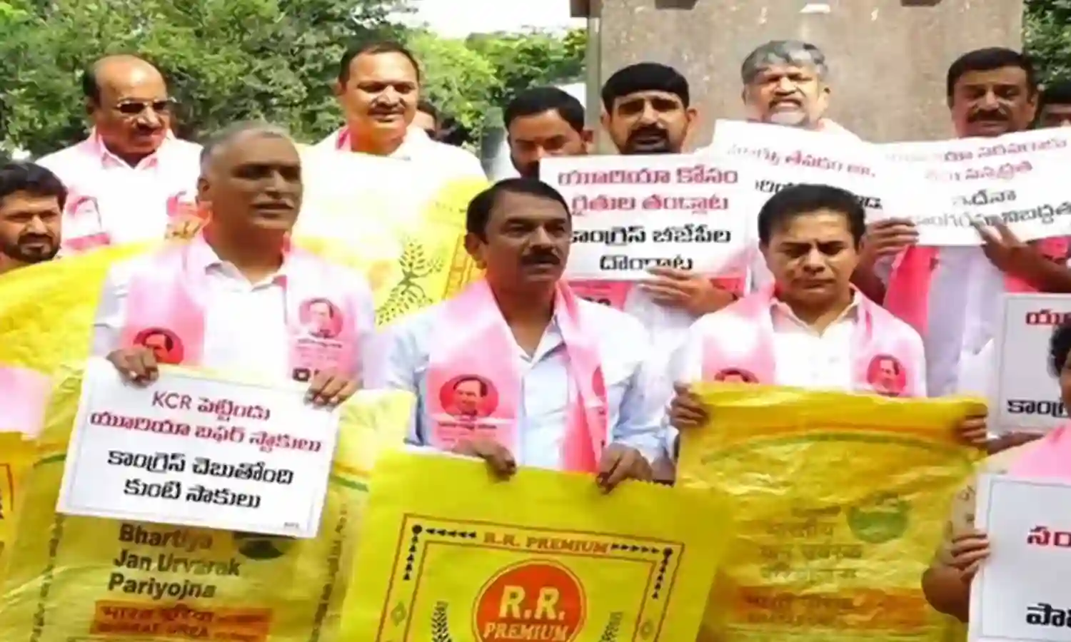 TG : గణపతి బప్పా మోరియా...కావాలయ్య యూరియా.. ఖాళీ బస్తాలతో బీఆర్ఎస్ నేతల నిరసన.. TG : గణపతి బప్పా మోరియా...కావాలయ్య యూరియా.. ఖాళీ బస్తాలతో బీఆర్ఎస్ నేతల నిరసన..