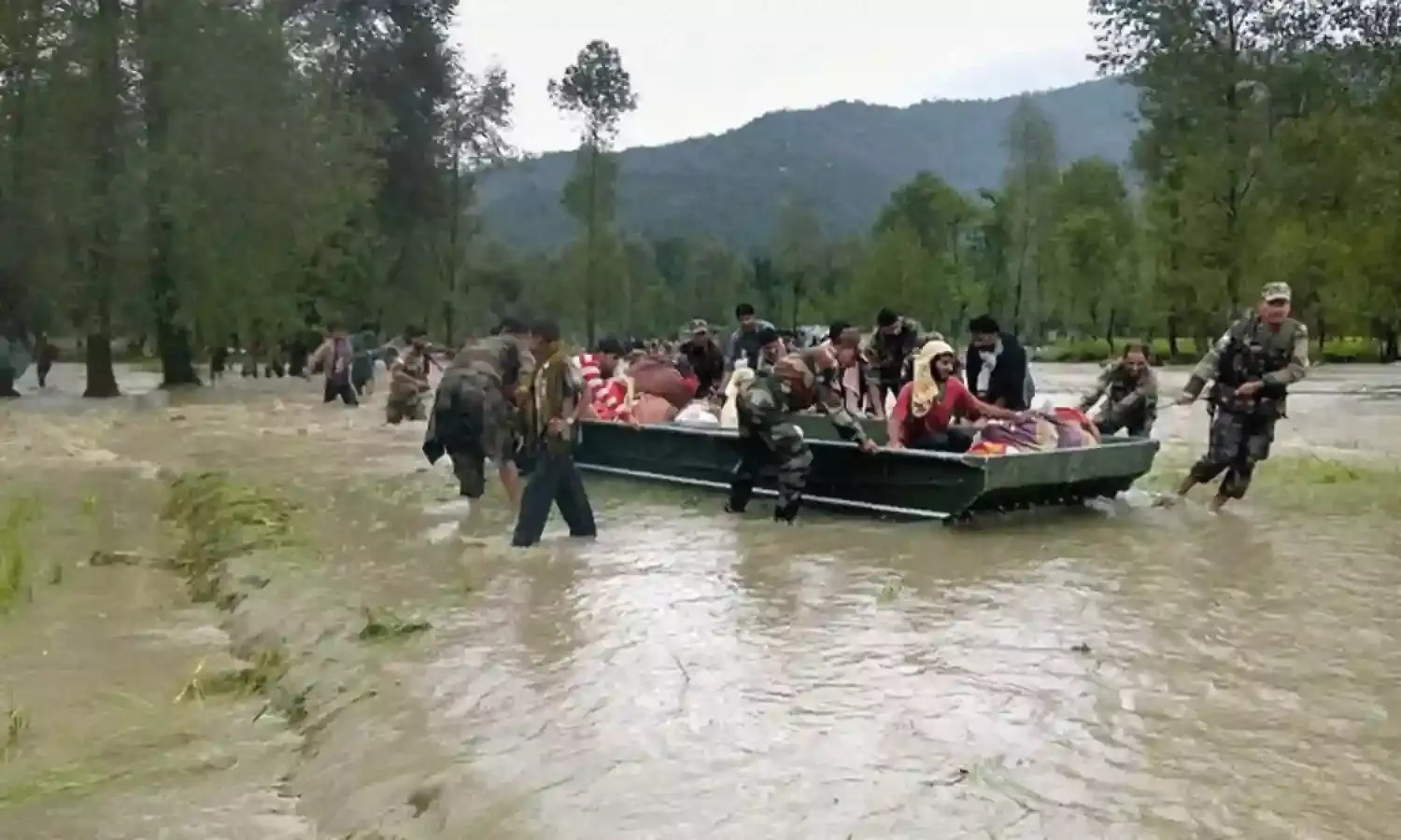Jammu & Kashmir: భారీ వర్షాలకు విరిగిపడుతున్న కొండచరియలు.. 11 మంది మృతి Jammu & Kashmir: భారీ వర్షాలకు విరిగిపడుతున్న కొండచరియలు.. 11 మంది మృతి