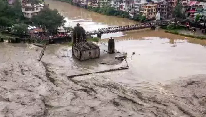 Jk: కశ్మీర్‌లో కొనసాగుతున్న  వర్ష బీభత్సం.. 11 మంది మృతి..నలుగురి గల్లంతు