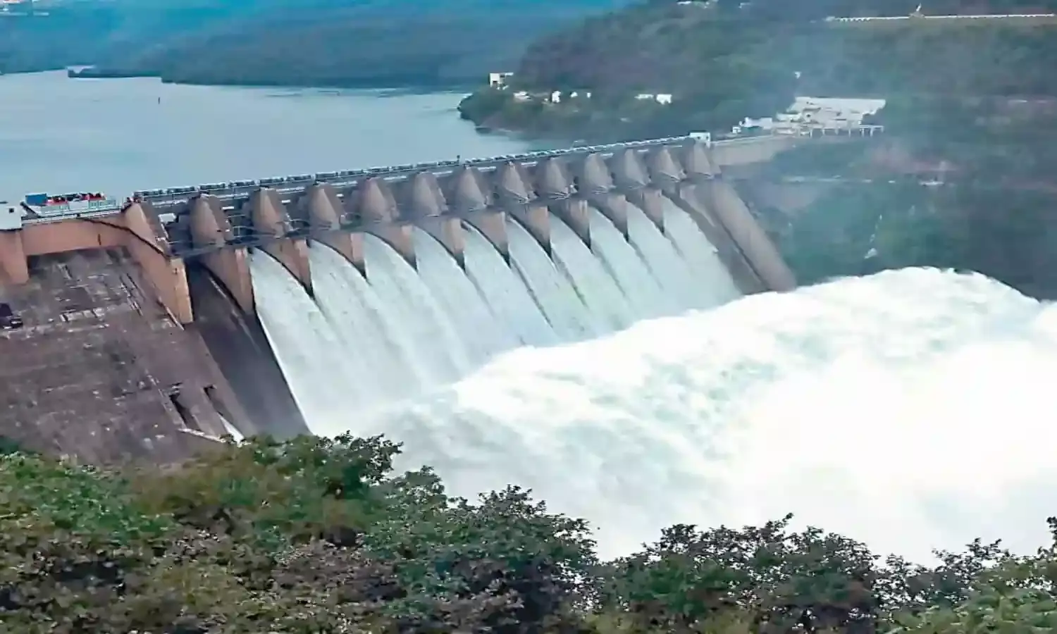 Srisailam Project : శ్రీశైలం ప్రాజెక్టుకు స్థిరంగా కొనసాగుతున్న వరద Srisailam Project : శ్రీశైలం ప్రాజెక్టుకు స్థిరంగా కొనసాగుతున్న వరద
