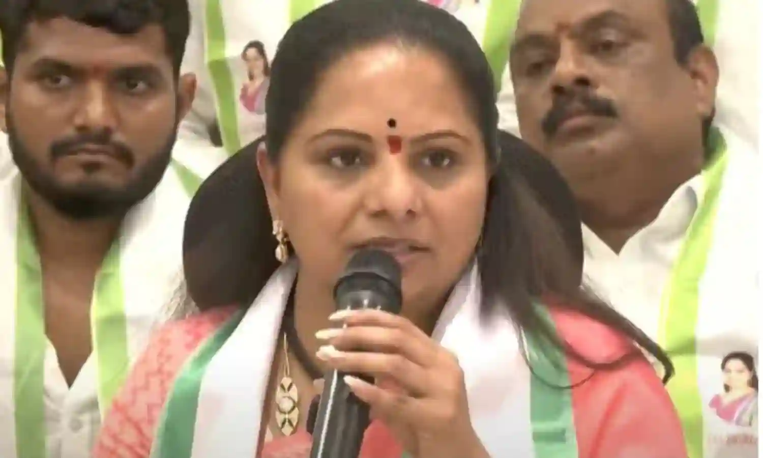 KAVITHA: హరీశ్, సంతోష్ వల్లే కేసీఆర్కు అవినీతి మరక KAVITHA: హరీశ్, సంతోష్ వల్లే కేసీఆర్కు అవినీతి మరక