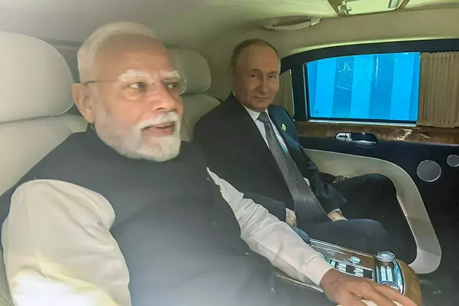 Modi-Putin: ఒకే కారులో మోదీ, పుతిన్.. Modi-Putin: ఒకే కారులో మోదీ, పుతిన్..