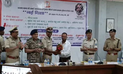 Jharkhand: లొంగిపోయిన 9 మంది నక్సలైట్లు.. భారీ మొత్తంలో మందుగుండు సామగ్రి స్వాధీనం