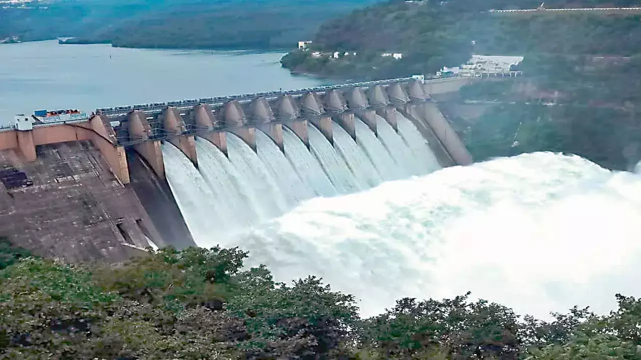 Srisailam Project : శ్రీశైలం ప్రాజెక్టుకు స్థిరంగా కొనసాగుతున్న వరద