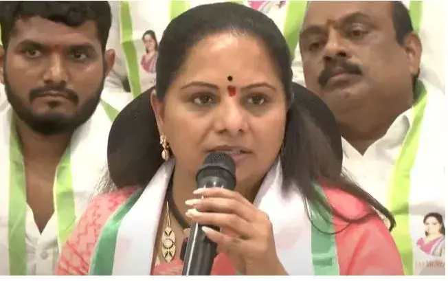 KAVITHA: హరీశ్, సంతోష్ వల్లే కేసీఆర్కు అవినీతి మరక KAVITHA: హరీశ్, సంతోష్ వల్లే కేసీఆర్కు అవినీతి మరక