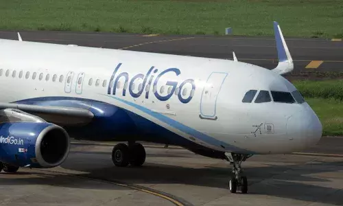 విమానంలో వింత ఘటన.. డ్రింక్ చేసిన న్యాయవాది హర హర మహాదేవ్  నినాదాలు విమానంలో వింత ఘటన.. డ్రింక్ చేసిన న్యాయవాది హర హర మహాదేవ్  నినాదాలు