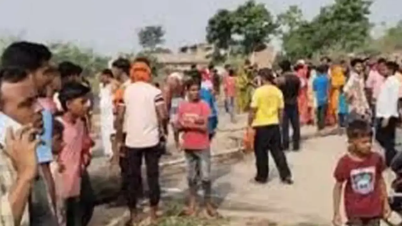 Jharkhand : ఝార్ఖండ్లో దారుణం.. మహిళపై అమానుష దాడి.. Jharkhand : ఝార్ఖండ్లో దారుణం.. మహిళపై అమానుష దాడి..