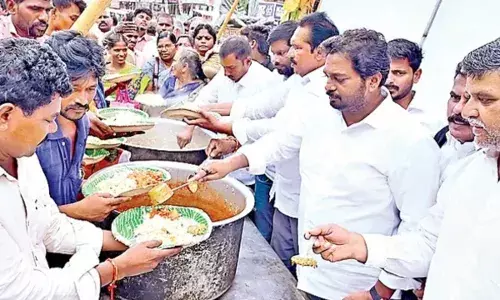 Nandigama : గణేశ్ మండపం వద్ద చికెన్ బిర్యానీ.. వైసీపీ నాయకులపై కేసు నమోదు Nandigama : గణేశ్ మండపం వద్ద చికెన్ బిర్యానీ.. వైసీపీ నాయకులపై కేసు నమోదు