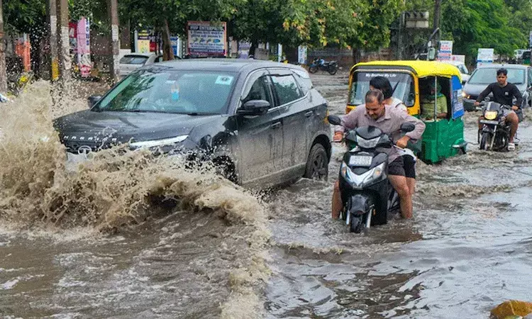 Delhi Rains: ప్రమాద స్థాయిని మించి ప్రవహిస్తున్న యమున.. విమాన సర్వీసులపై ప్రభావం Delhi Rains: ప్రమాద స్థాయిని మించి ప్రవహిస్తున్న యమున.. విమాన సర్వీసులపై ప్రభావం