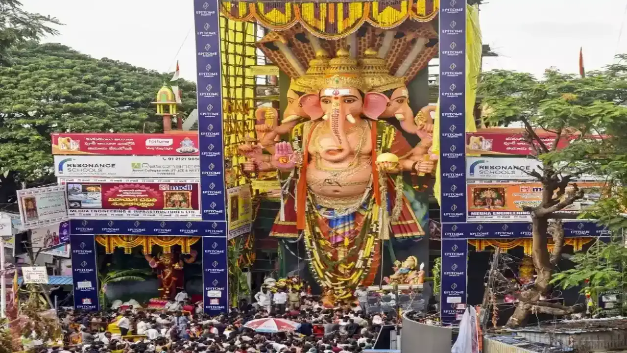 Khairatabad Ganapati : ఖైరతాబాద్ గణపతిని దర్శించుకునేందుకు నేడే ఆఖరి రోజు.. Khairatabad Ganapati : ఖైరతాబాద్ గణపతిని దర్శించుకునేందుకు నేడే ఆఖరి రోజు..