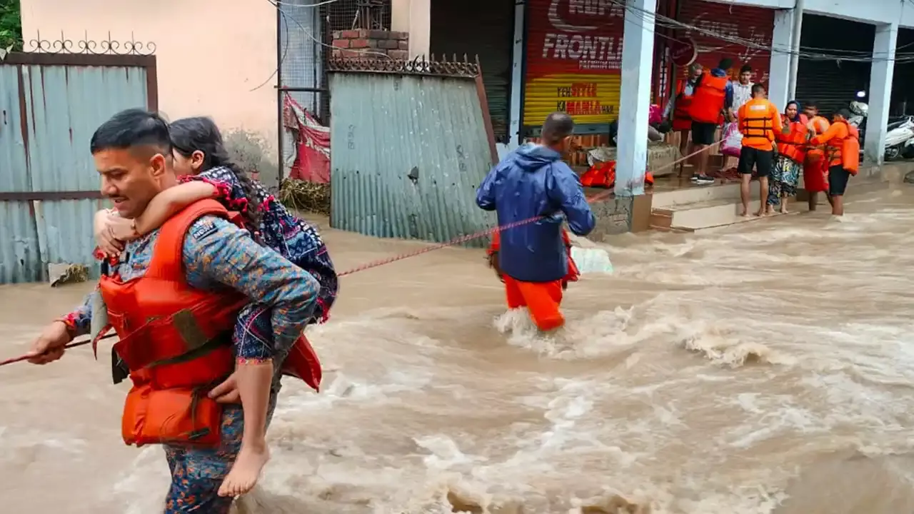 Heavy Rains : పంజాబ్లో భారీ వర్షాలు.. 37 మంది మృతి Heavy Rains : పంజాబ్లో భారీ వర్షాలు.. 37 మంది మృతి