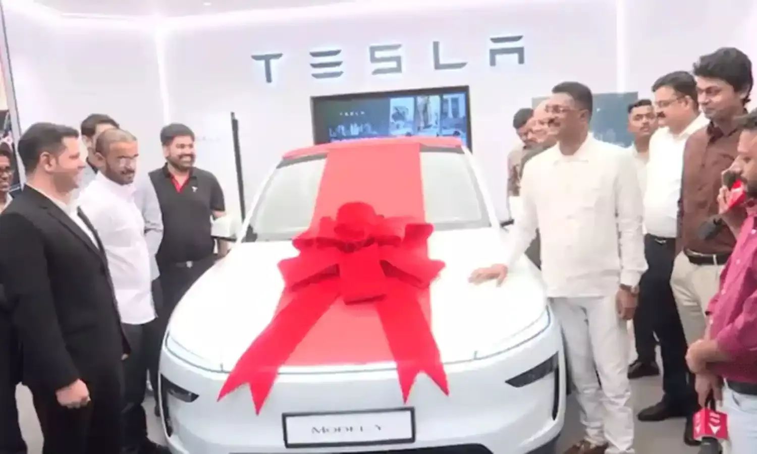 భారతదేశంలో మొట్టమొదటి మోడల్ Y ని డెలివరీ చేసిన టెస్లా.. భారతదేశంలో మొట్టమొదటి మోడల్ Y ని డెలివరీ చేసిన టెస్లా..