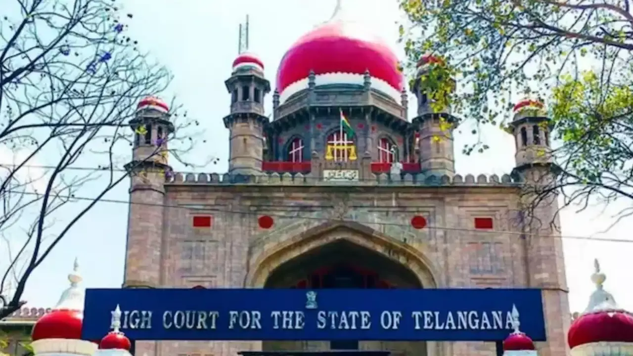 Telangana High Court : తెలంగాణ హైకోర్టులో జడ్జిపై పిటిషనర్ దురుసు ప్రవర్తన Telangana High Court : తెలంగాణ హైకోర్టులో జడ్జిపై పిటిషనర్ దురుసు ప్రవర్తన