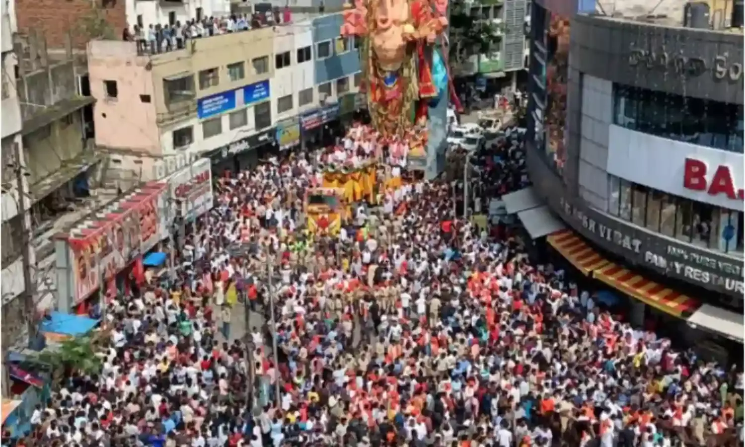 NIMAJJAN: భక్తజన నీరాజనాల మధ్య.. గంగమ్మ ఒడికి గణనాథుడు NIMAJJAN: భక్తజన నీరాజనాల మధ్య.. గంగమ్మ ఒడికి గణనాథుడు