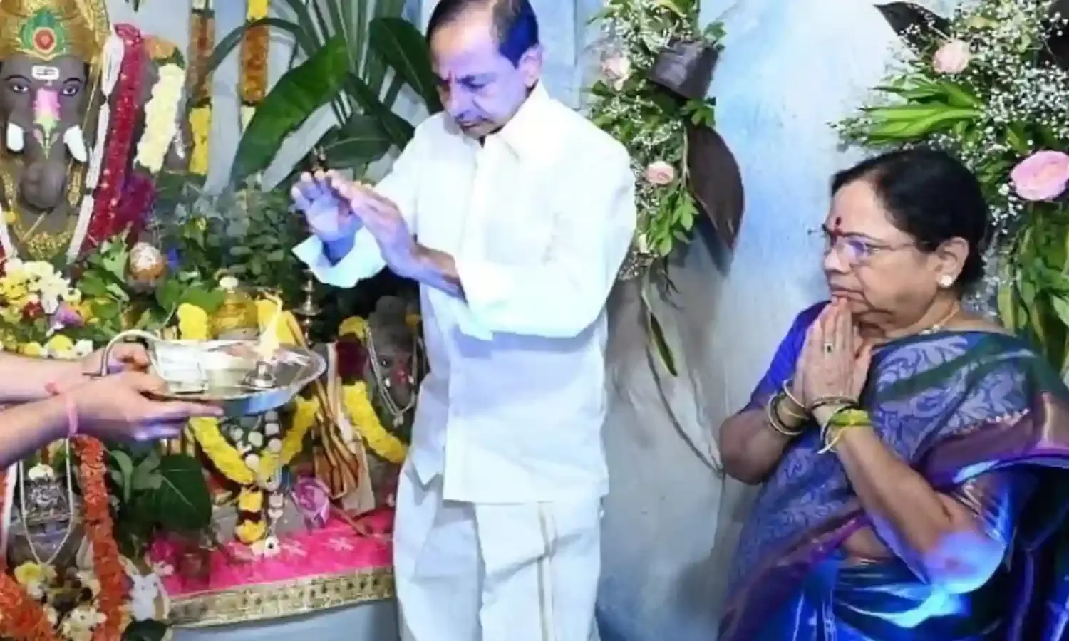 KCR : ఫామ్హౌస్లో కేసీఆర్ గణపతి హోమం KCR : ఫామ్హౌస్లో కేసీఆర్ గణపతి హోమం