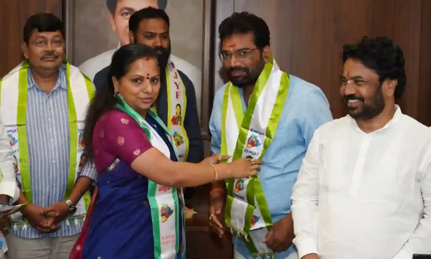 Telangana Jagruthi : తెలంగాణ జాగృతిలో బీసీ నాయకుల చేరిక Telangana Jagruthi : తెలంగాణ జాగృతిలో బీసీ నాయకుల చేరిక