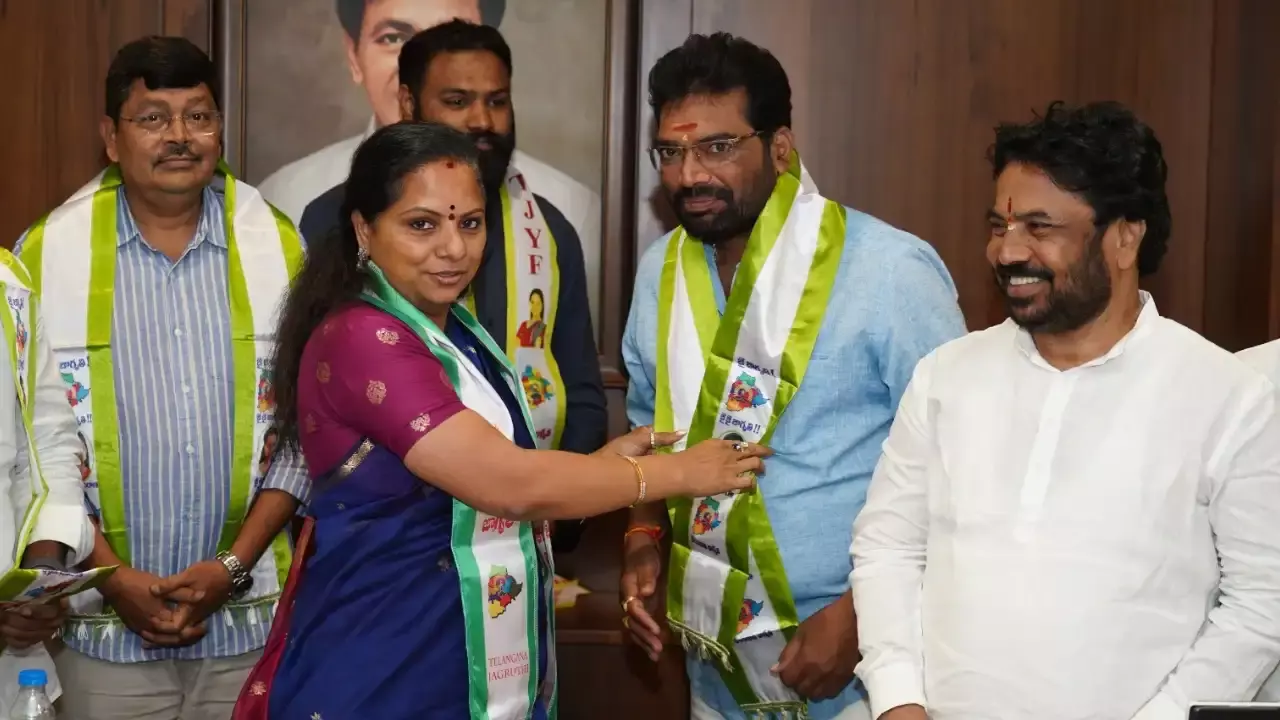 Telangana Jagruthi : తెలంగాణ జాగృతిలో బీసీ నాయకుల చేరిక