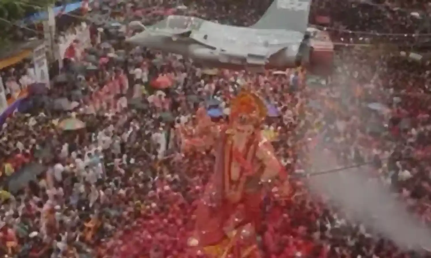 GANESH VISARJAN: పైన పూల వర్షం...కింద భక్త జన సంద్రం GANESH VISARJAN: పైన పూల వర్షం...కింద భక్త జన సంద్రం