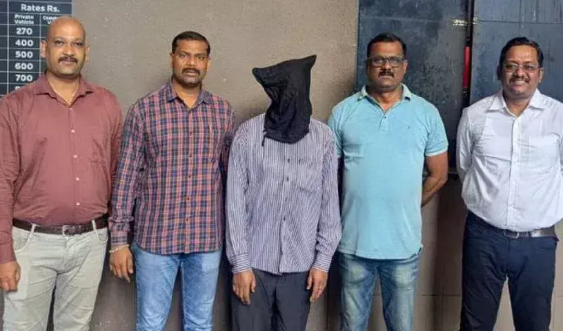 Mumbai : ముంబైలో 34 వాహనాల్లో “మానవ బాంబులు” మెసేజ్ పంపిన వ్యక్తి అరెస్ట్ Mumbai : ముంబైలో 34 వాహనాల్లో “మానవ బాంబులు” మెసేజ్ పంపిన వ్యక్తి అరెస్ట్