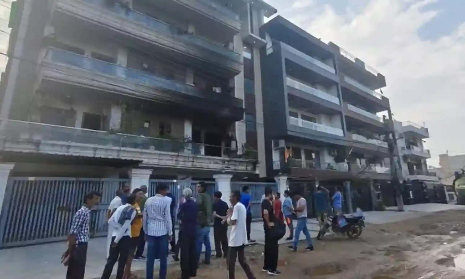 Tragic Incident : హర్యానాలో విషాదం: ఏసీలో మంటలు.. ముగ్గురు మృతి Tragic Incident : హర్యానాలో విషాదం: ఏసీలో మంటలు.. ముగ్గురు మృతి