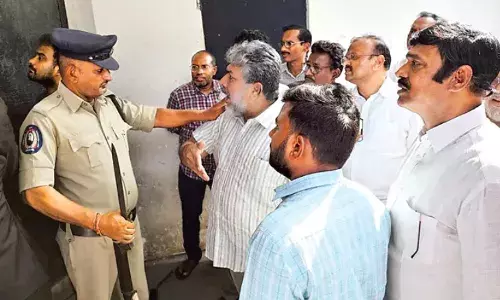 YCP LEADERS: విజయవాడ జైలులో వైసీపీ నేతల వీరంగం YCP LEADERS: విజయవాడ జైలులో వైసీపీ నేతల వీరంగం