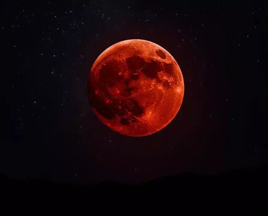 Lunar Eclipse :  కనువిందు చేసిన సంపూర్ణ చంద్రగ్రహణం.. ఎరుపు వర్ణంలోకి మారిన చంద్రుడు.. Lunar Eclipse :  కనువిందు చేసిన సంపూర్ణ చంద్రగ్రహణం.. ఎరుపు వర్ణంలోకి మారిన చంద్రుడు..