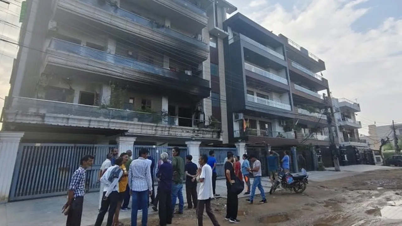 Tragic Incident : హర్యానాలో విషాదం: ఏసీలో మంటలు.. ముగ్గురు మృతి Tragic Incident : హర్యానాలో విషాదం: ఏసీలో మంటలు.. ముగ్గురు మృతి