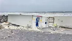 Containers: ముంబై తీరానికి కొట్టుకొచ్చిన అనుమానాస్పద కంటైనర్లు