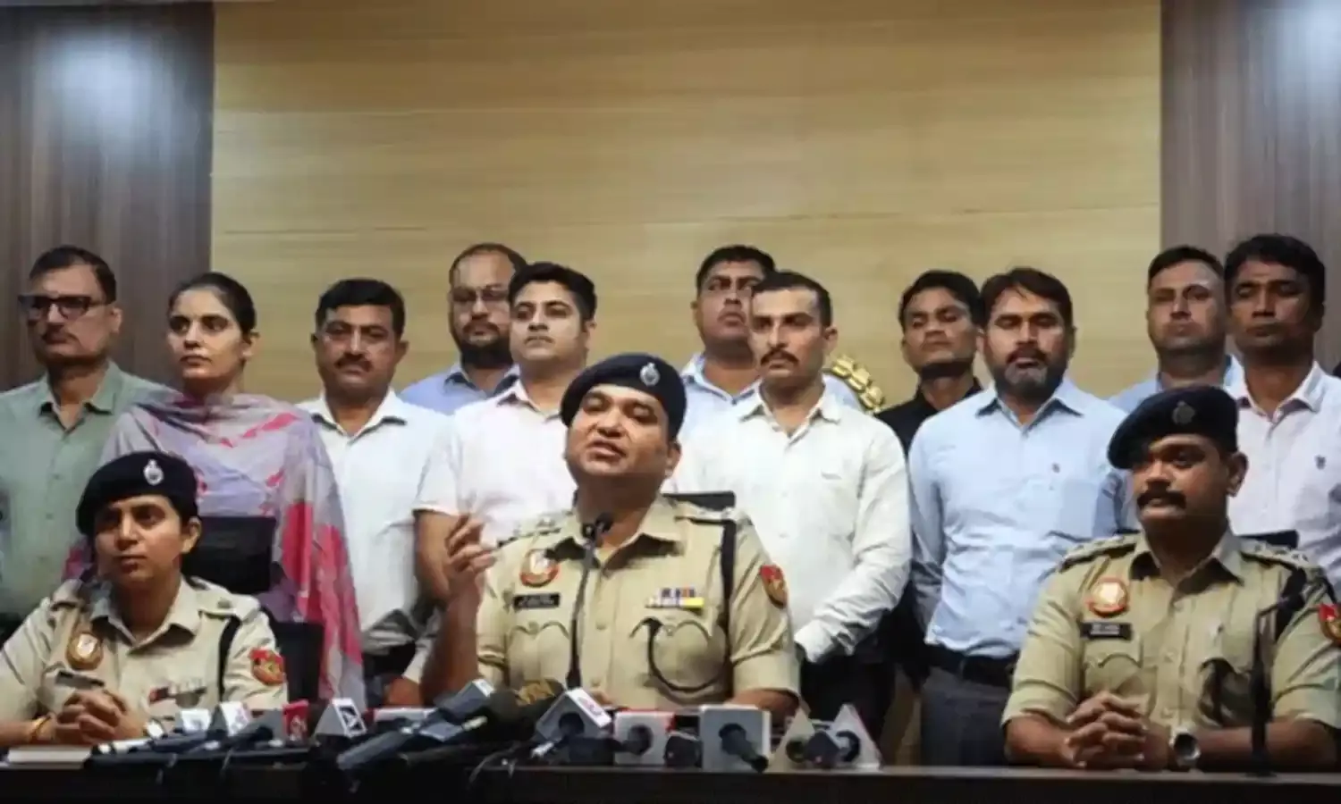 Delhi: శిశువులను కిడ్నాప్ చేసి కూ.5 లక్షలకు అక్రమ రవాణా.. పోలీసుల అరెస్ట్.. Delhi: శిశువులను కిడ్నాప్ చేసి కూ.5 లక్షలకు అక్రమ రవాణా.. పోలీసుల అరెస్ట్..