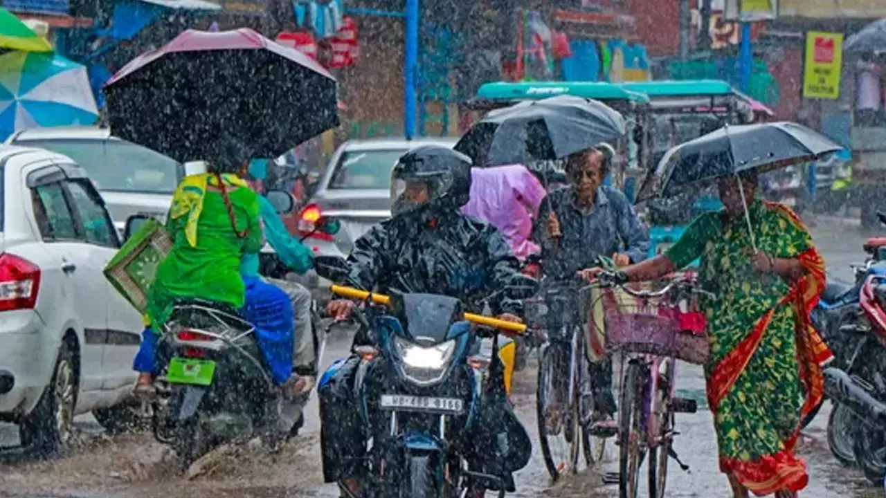 Rain Alert : వాతావరణ శాఖ అలెర్ట్: మరోసారి తెలుగు రాష్ట్రాల్లో భారీ వర్షాలు.. Rain Alert : వాతావరణ శాఖ అలెర్ట్: మరోసారి తెలుగు రాష్ట్రాల్లో భారీ వర్షాలు..
