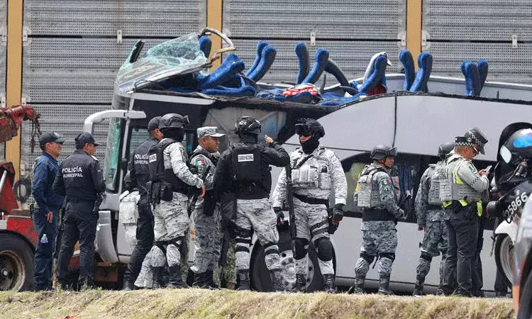 Mexico: డబుల్ డెక్కర్ బస్సును ఢీకొన్న ట్రెయిన్.. 10 మంది మృతి, 60 మందికి గాయాలు