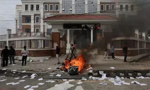 Nepal: మంటల్లో మాజీ ప్రధాని భార్య.. నిలువునా కాల్చేసిన నిరసనకారులు..