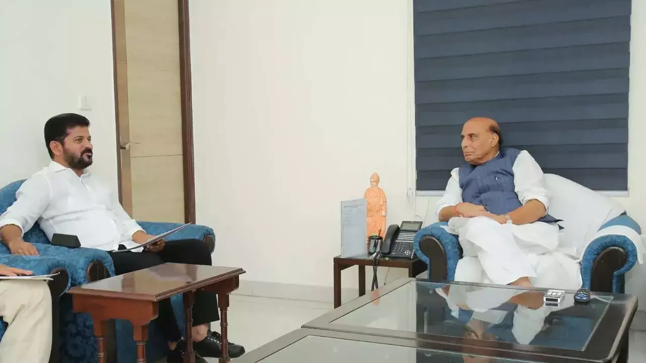 Revanth Reddy : రాజ్నాథ్ సింగ్తో ముగిసిన రేవంత్ రెడ్డి భేటీ Revanth Reddy : రాజ్నాథ్ సింగ్తో ముగిసిన రేవంత్ రెడ్డి భేటీ