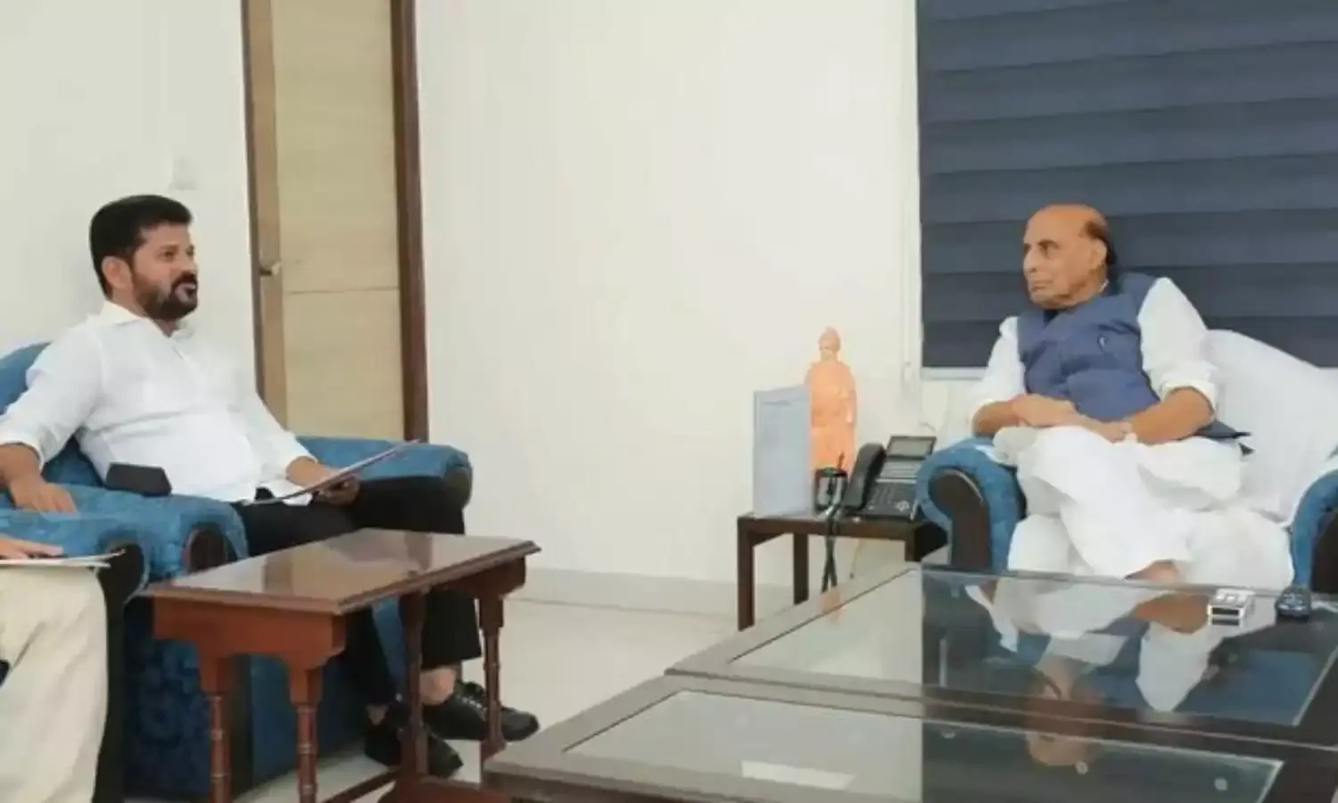 REVANTH: తెలంగాణకు రక్షణశాఖ భూములు ఇవ్వండి REVANTH: తెలంగాణకు రక్షణశాఖ భూములు ఇవ్వండి