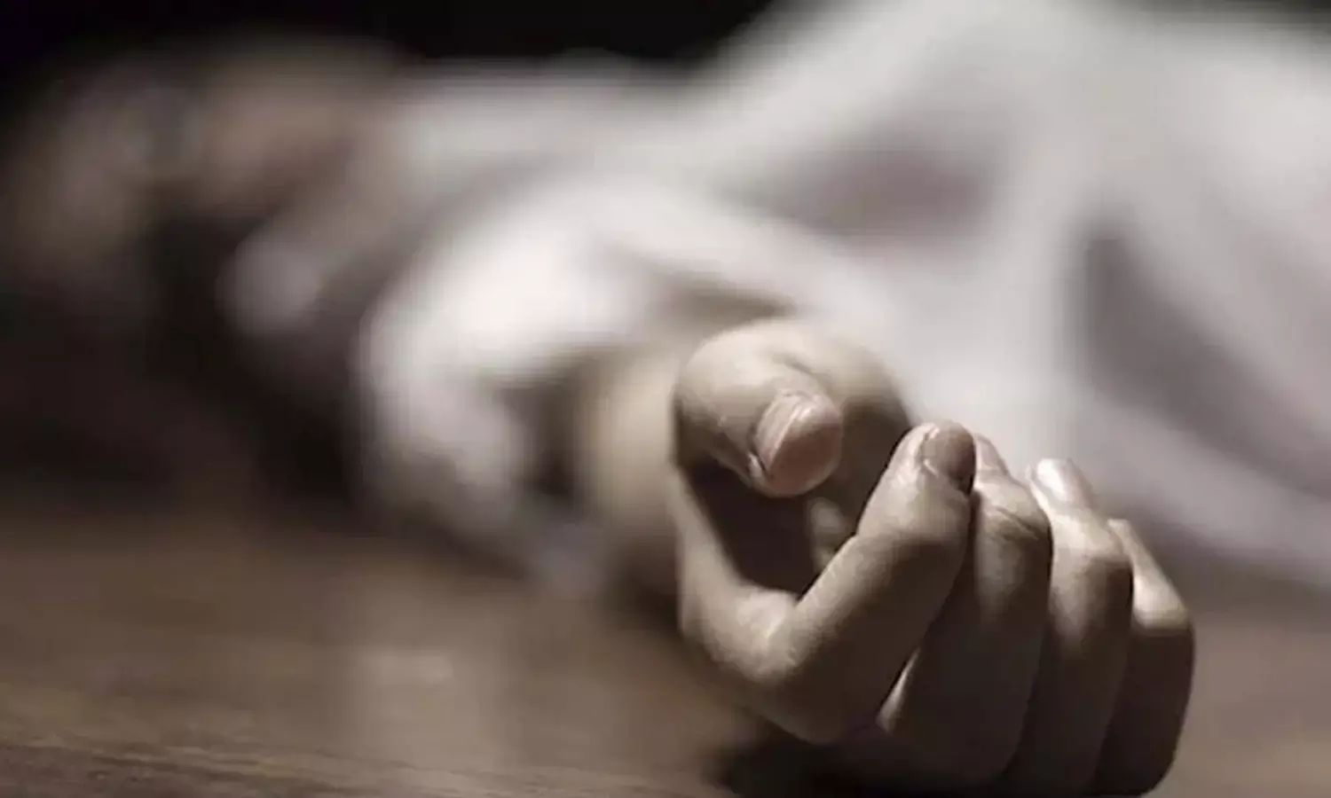 Crime: కుప్పంలో విషాదం: ఒకే కుటుంబంలో నలుగురి ఆత్మహత్యాయత్నం.. Crime: కుప్పంలో విషాదం: ఒకే కుటుంబంలో నలుగురి ఆత్మహత్యాయత్నం..