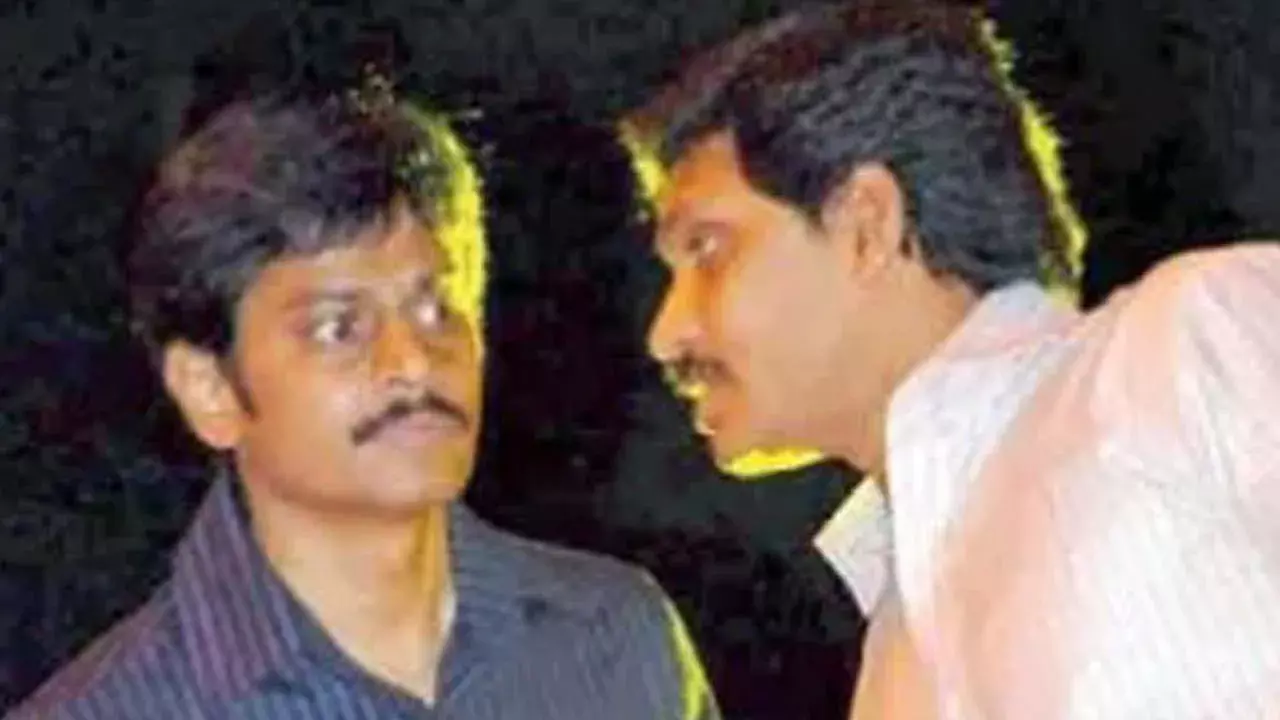 AP Liquor :  ఏపీ లిక్కర్ కేసు: జగన్ సన్నిహితుడి కంపెనీల్లో సిట్ సోదాలు AP Liquor :  ఏపీ లిక్కర్ కేసు: జగన్ సన్నిహితుడి కంపెనీల్లో సిట్ సోదాలు