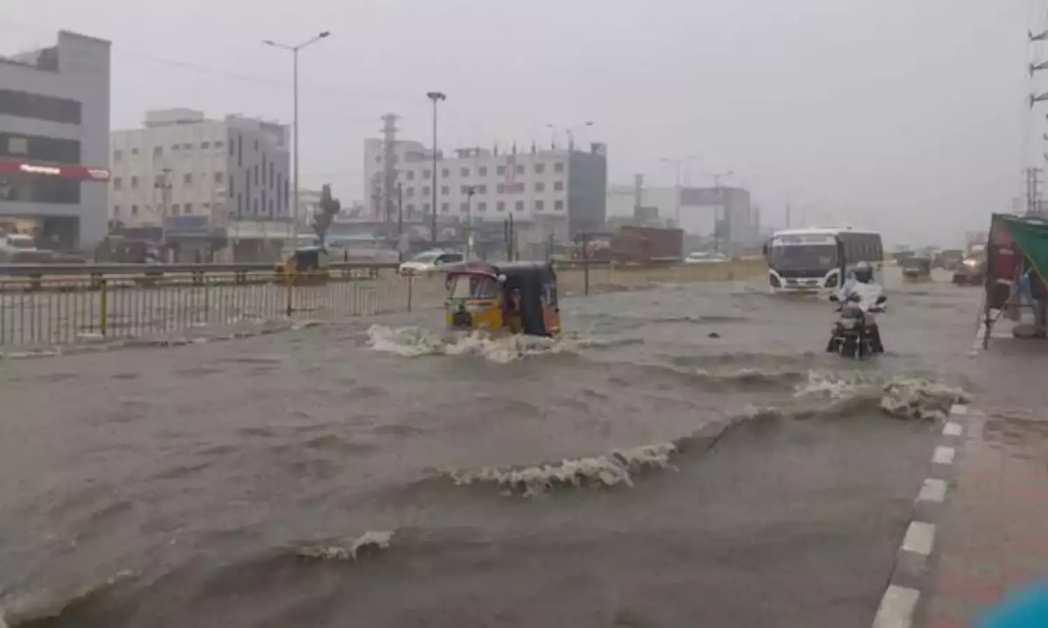 RAINS: హైదరాబాద్లో దంచికొట్టిన వర్షం RAINS: హైదరాబాద్లో దంచికొట్టిన వర్షం