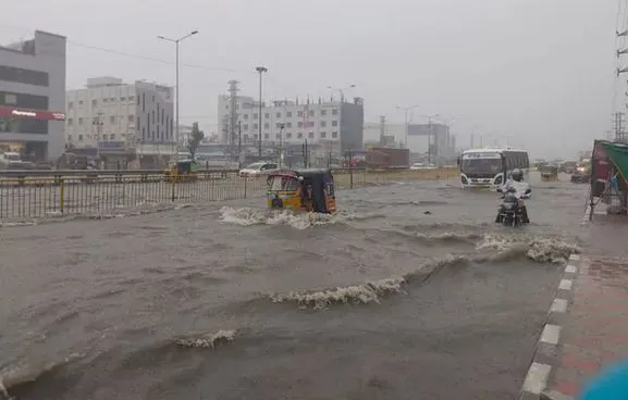 RAINS: హైదరాబాద్లో దంచికొట్టిన వర్షం RAINS: హైదరాబాద్లో దంచికొట్టిన వర్షం
