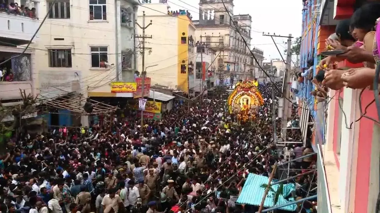 Poleramma Jatara : జనసముద్రంగా మారిన వెంకటగిరి పోలేరమ్మ జాతర.... Poleramma Jatara : జనసముద్రంగా మారిన వెంకటగిరి పోలేరమ్మ జాతర....