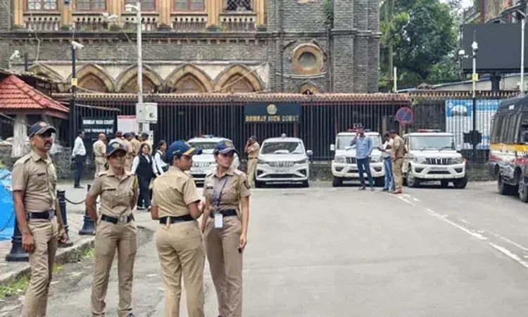 Bombay High Court: బాంబే హైకోర్టుకూ బాంబు బెదిరింపులు.. నిలిచిపోయిన కార్యకలాపాలు.. Bombay High Court: బాంబే హైకోర్టుకూ బాంబు బెదిరింపులు.. నిలిచిపోయిన కార్యకలాపాలు..