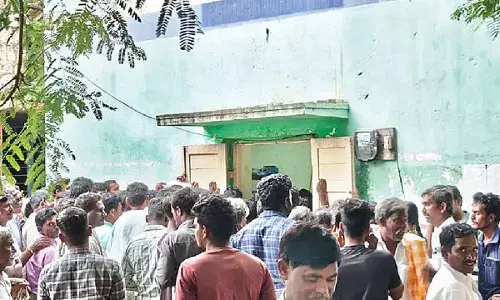Andhra Pradesh News : యూరియా కోసం ఎగబడిన రైతులు Andhra Pradesh News : యూరియా కోసం ఎగబడిన రైతులు